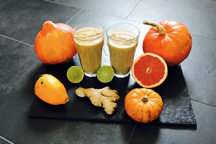 Zutaten für bunten Protein-Smoothie