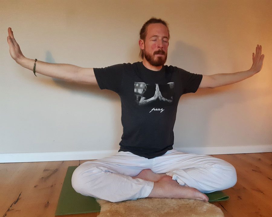 Yoga Übungen daheim - Steffen Satwant (Übung 1-1)