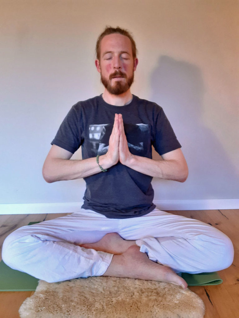 Yoga Übungen daheim - Steffen Satwant (Übung 1-2)
