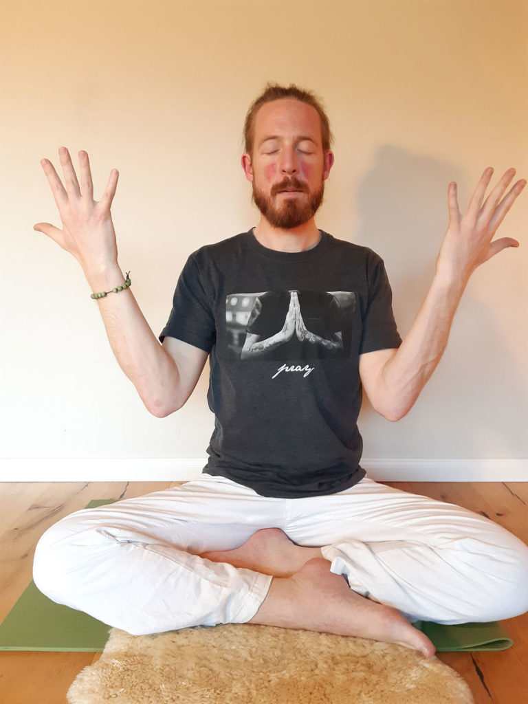 Yoga Übungen daheim - Steffen Satwant (Übung 2-1)