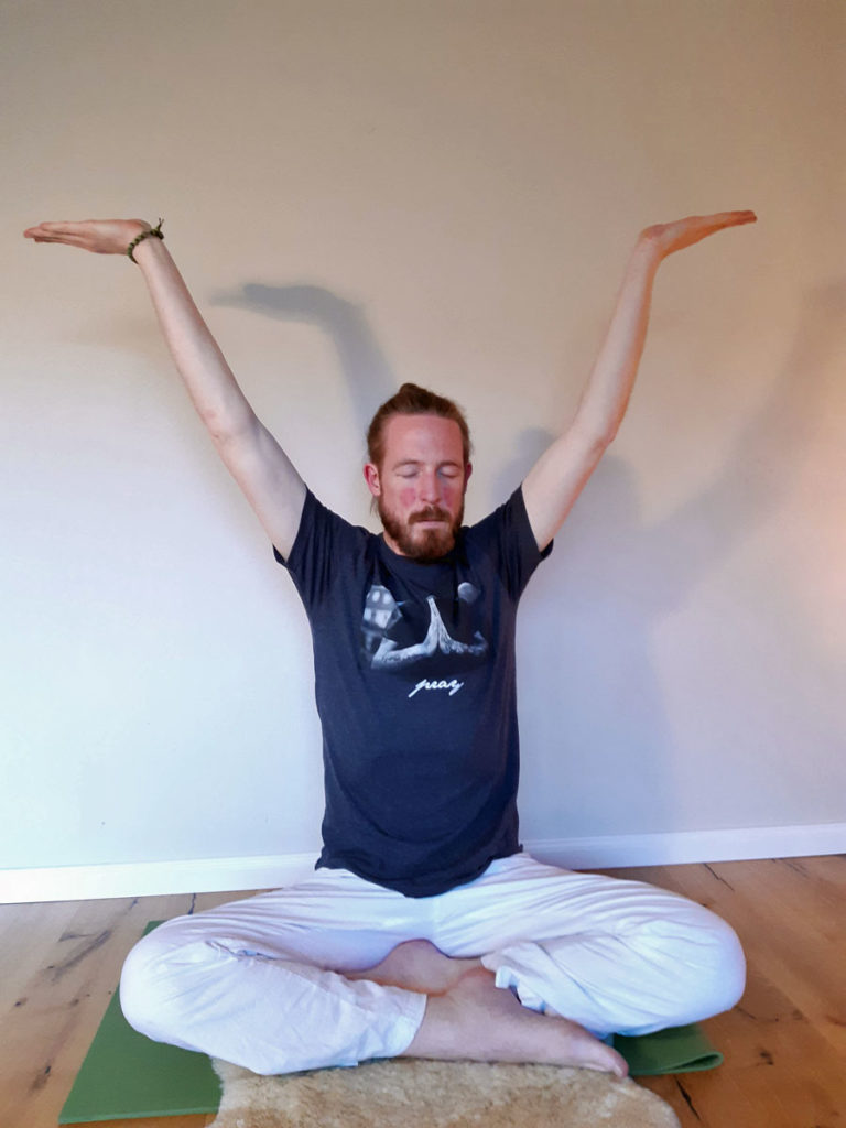 Yoga Übungen daheim - Steffen Satwant (Übung 4)