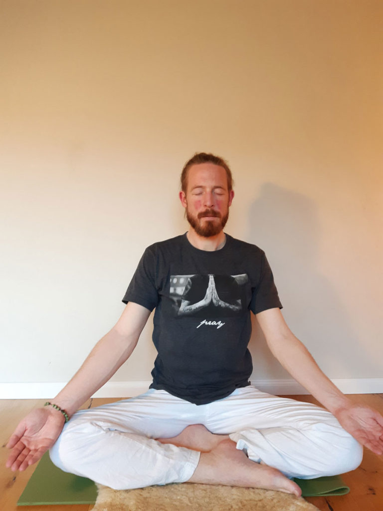 Yoga Übungen daheim - Steffen Satwant (Übung 5)