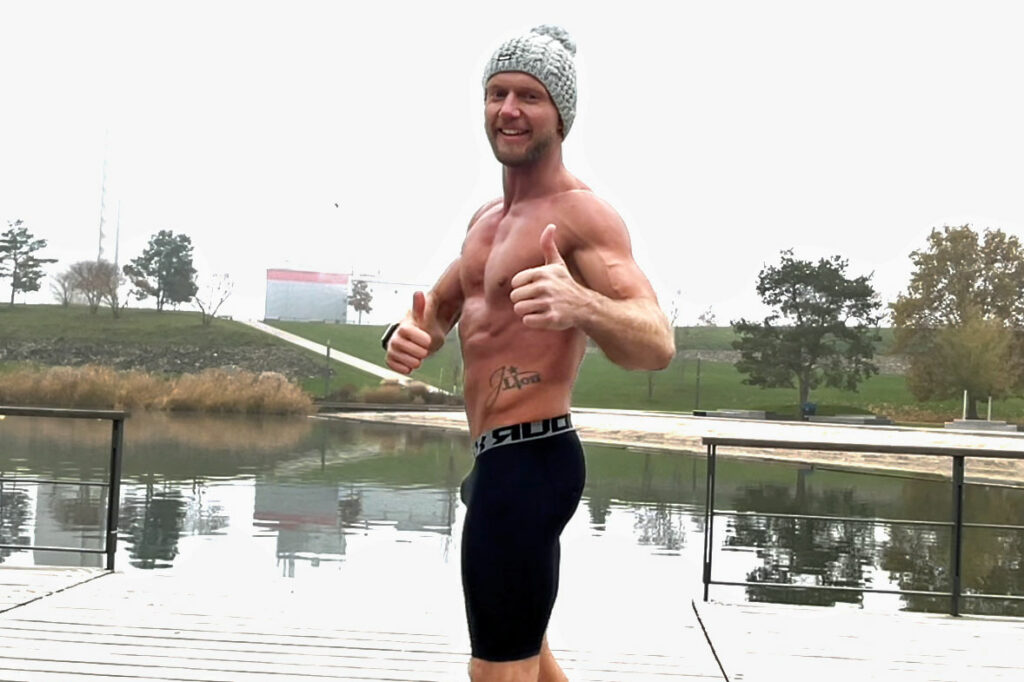Personal Trainer Roland Erb badet im Winter im Neckar in Heilbronn