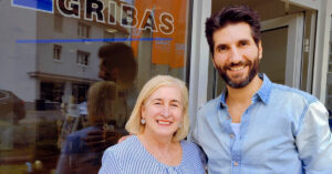 Adeviye & Caner Egribas vor ihrem Frisör-Salon in Heilbronn