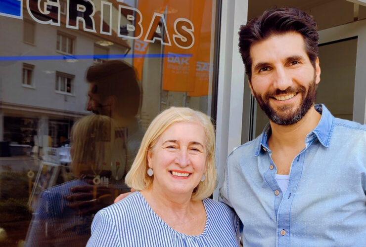 Adeviye & Caner Egribas vor ihrem Frisör-Salon in Heilbronn