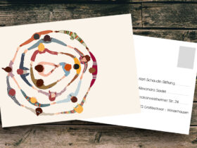 Weihnachtspostkarte vor Holz-Hintergrund