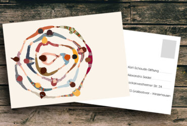 Weihnachtspostkarte vor Holz-Hintergrund