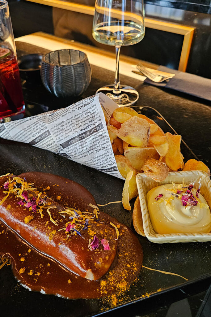 Currywurst mit Trüffel-Mayo und Pommes