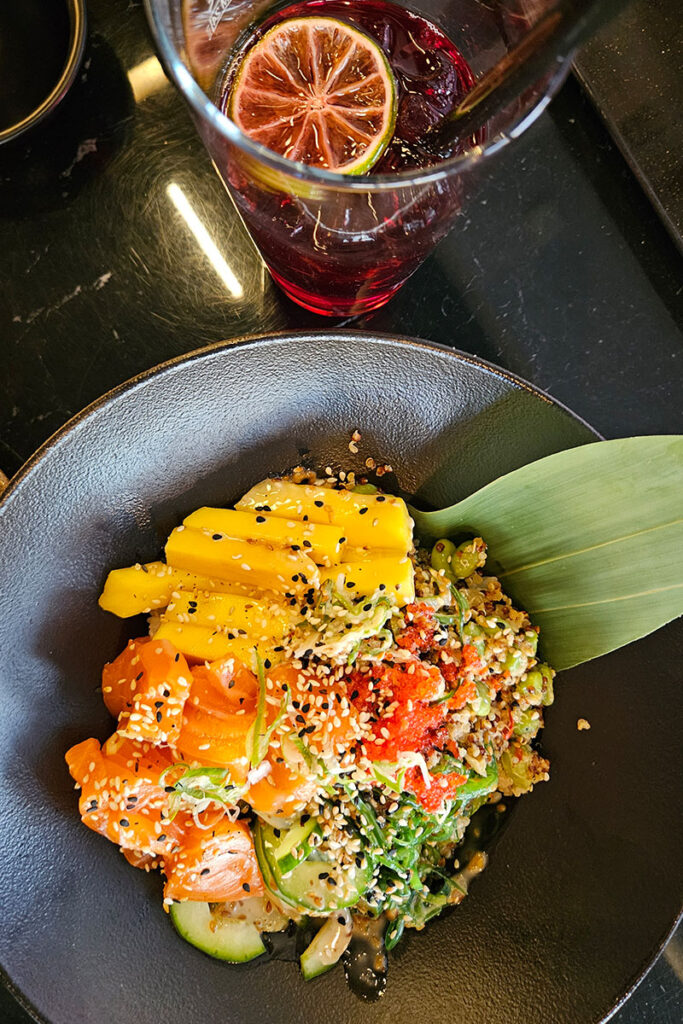 Lachs-Bowl mit Reis, Gemüse und Mango