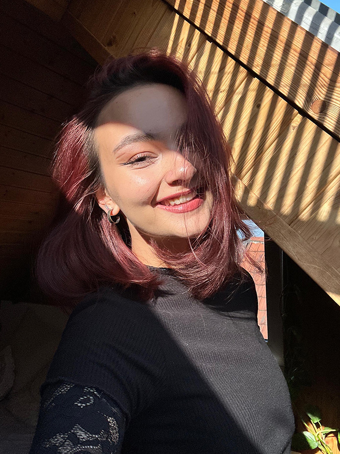 Theofania (21), Grafikdesignerin