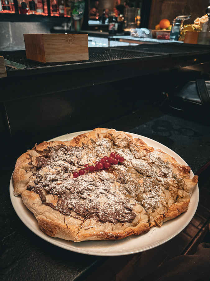 Süße Pizza mit Nutella & Pistazie