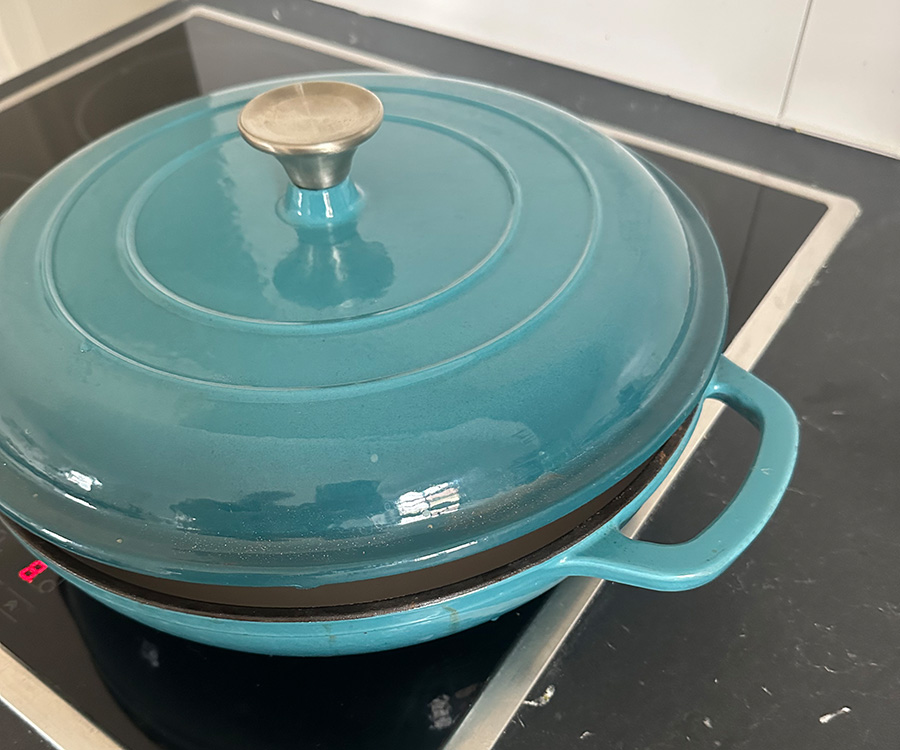 Zubereitung einer Dumpling-Lasagne im Topf