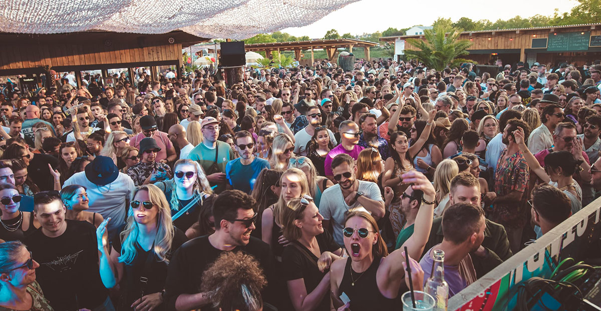 Publikum bei Beach of Love im Hip Island