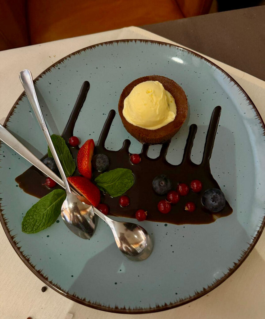 Lavacake mit Vanilleeis im Blackbones Steakhouse
