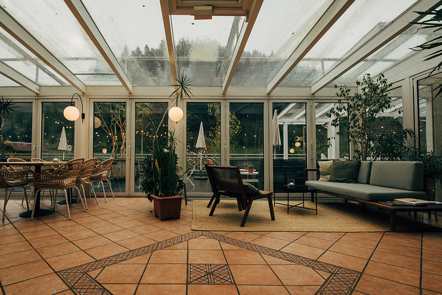 Wintergarten mit Ausblick auf den Schwarzwald