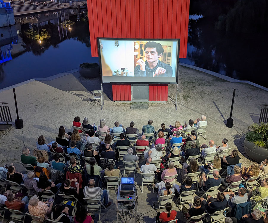 Leinwand beim Publikum beim Film-Sharing-Festival Heilbronn