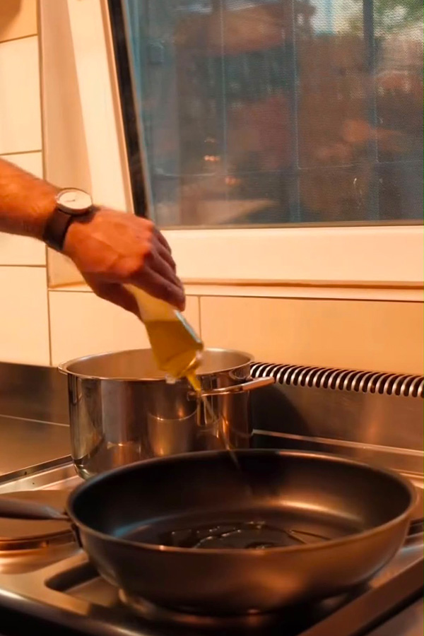 Olivenöl wird in eine Pfanne gegeben