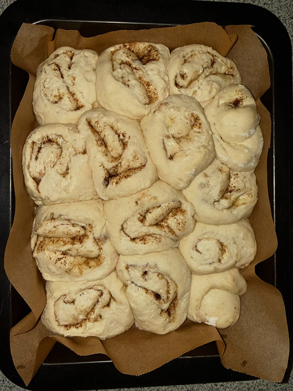 Zubereitung von High-Protein-Zimtschnecken